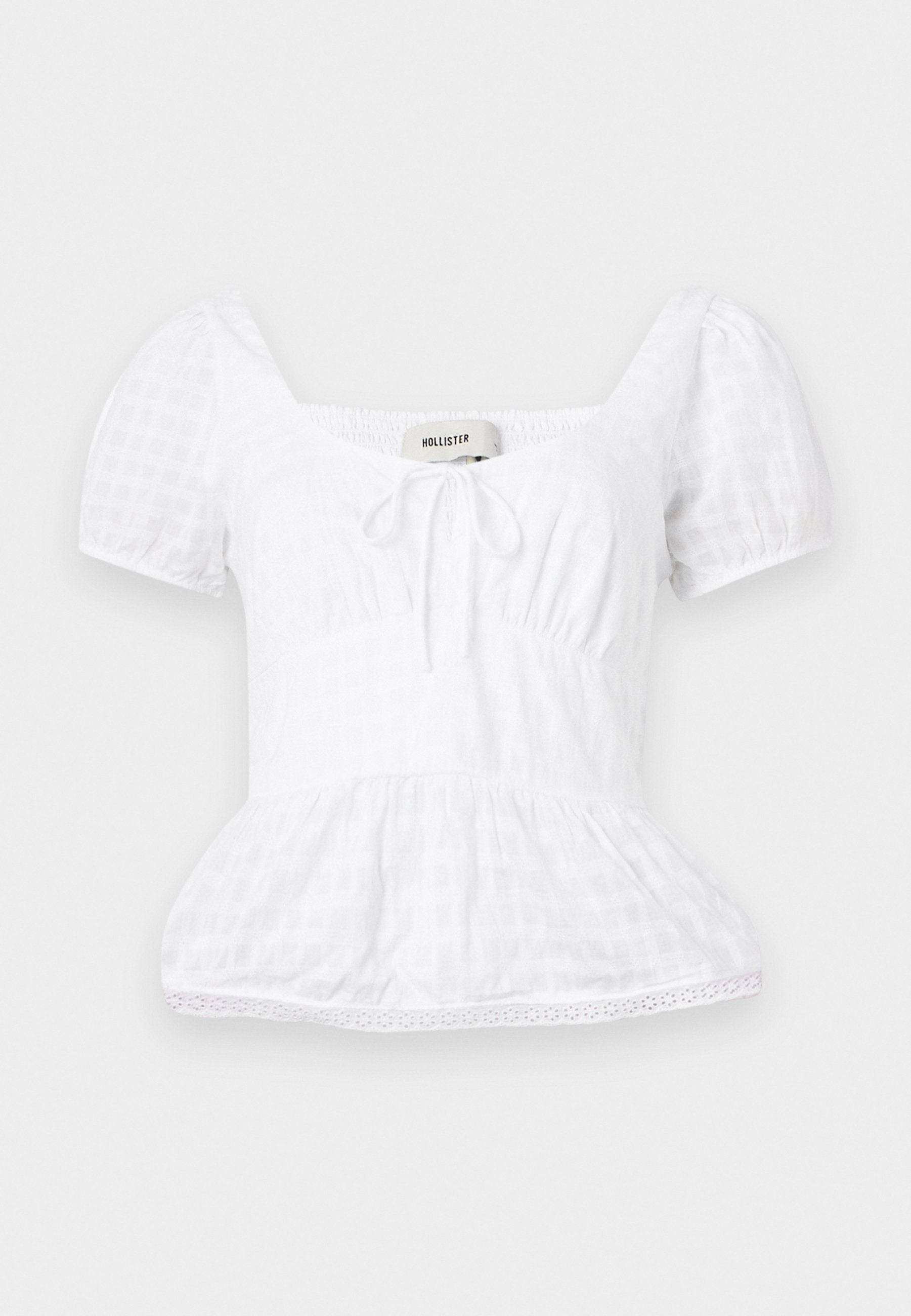 Weißes Peplum-Oberteil mit quadratischem Ausschnitt, kurzen Puffärmeln und Kordelzugdetails, das ein strukturiertes Karomuster und Spitzenbesatz aufweist.