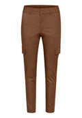 Braune Slim-Fit-Cargohosen mit seitlichen Klappentaschen, Gürtelschlaufen und taillierten Knöchel-Aufschlägen.