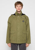 Olivgrüne wasserdichte Jacke mit hohem Kragen, Druckknöpfen, zwei Fronttaschen und Kapuze, versehen mit einem schwarzen Futter und einem Logo-Patch.
