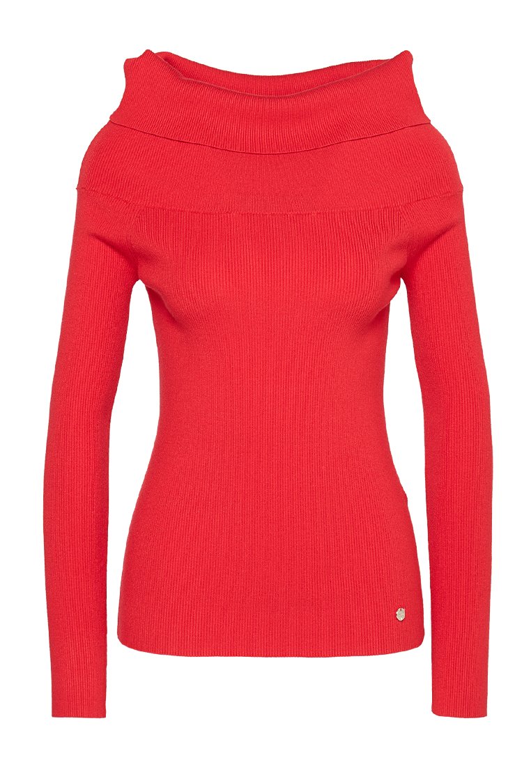 Roter, langärmeliger, gerippter Strickpullover mit weitem, umgeschlagenem Rollkragen und figurbetonter Silhouette, versehen mit einem kleinen metallischen Logo in der Nähe des Saums.