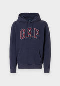 Marineblauer Kapuzenpullover mit vorderer Kängurutasche und großem roten, umrandeten GAP-Logo über der Brust, ausgestattet mit einer Kapuze mit Kordelzug.