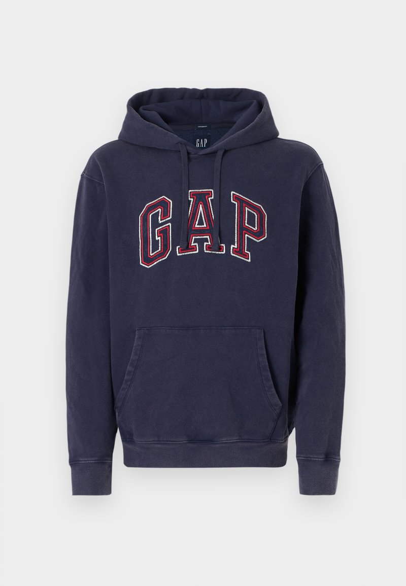 Marineblauer Kapuzenpullover mit vorderer Kängurutasche und großem roten, umrandeten GAP-Logo über der Brust, ausgestattet mit einer Kapuze mit Kordelzug.
