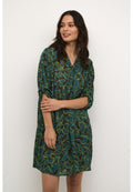 Kurzärmliges Kleid aus dunkelbraunem Stoff mit grünem und blauen Blattmuster, mit V-Ausschnitt und entspannter, lockerer Silhouette.