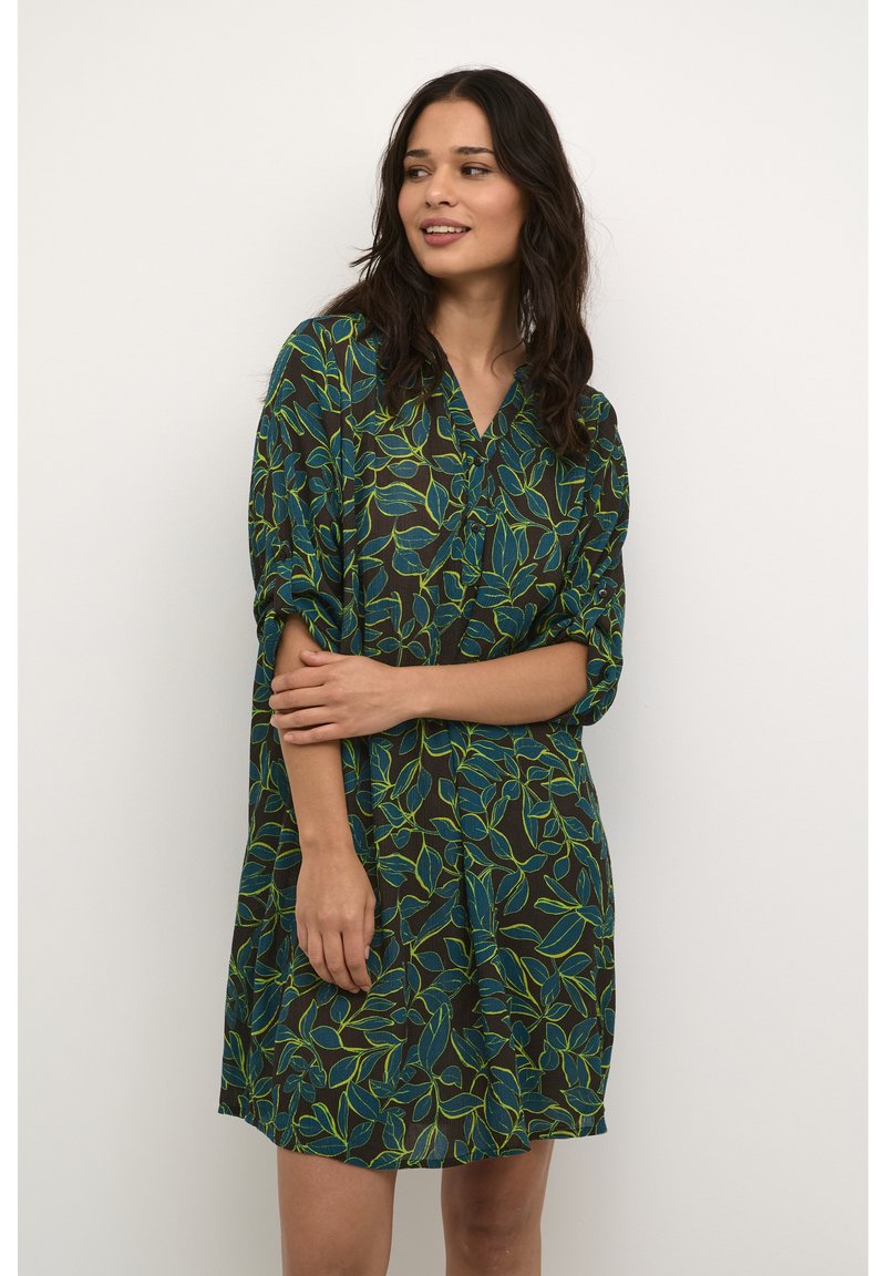 Kurzärmliges Kleid aus dunkelbraunem Stoff mit grünem und blauen Blattmuster, mit V-Ausschnitt und entspannter, lockerer Silhouette.