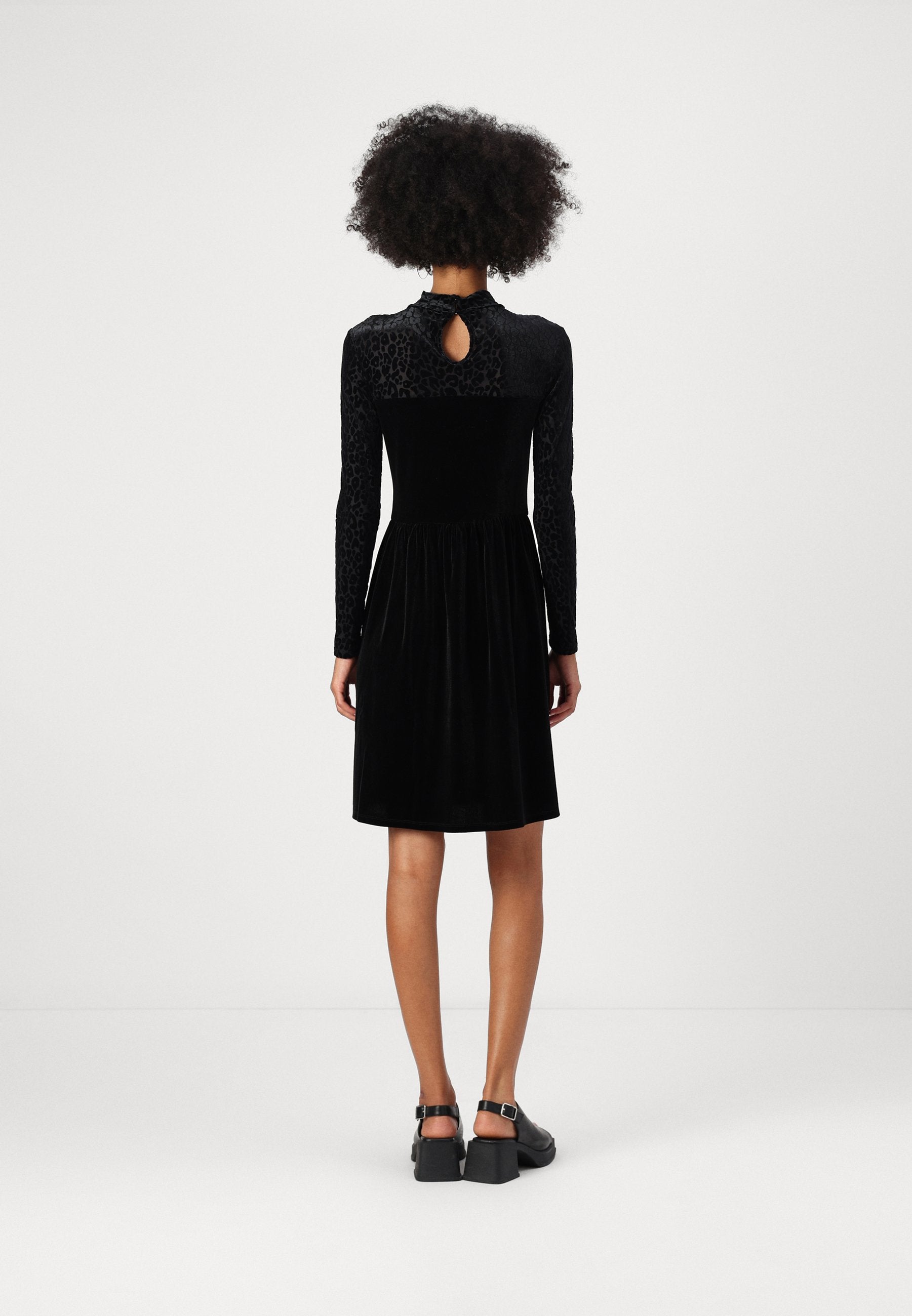 ONLELIANA HIGH NECK DRESS  Media 4