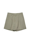 Khaki-Shorts mit strukturiertem Finish, ausgestattet mit einer taillierten Taille, vorderen Falten und zwei seitlichen Taschen. Klassisches, maßgeschneidertes Design.