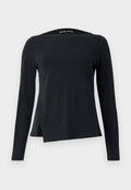 Schwarzes Langarmoberteil aus glattem Stoff, mit hohem Kragen und asymmetrischem Saum mit seitlichen Schlitzen für ein modernes Design.
