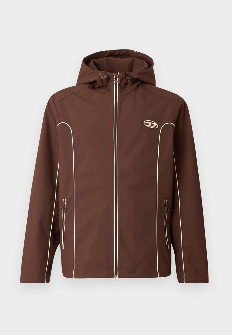 Braune Jacke mit Kapuze, verziert mit weißen Paspeln, einem Reißverschluss vorne und seitlichen Taschen mit Reißverschlüssen. Texturiertes Material und Logo auf der Brust.