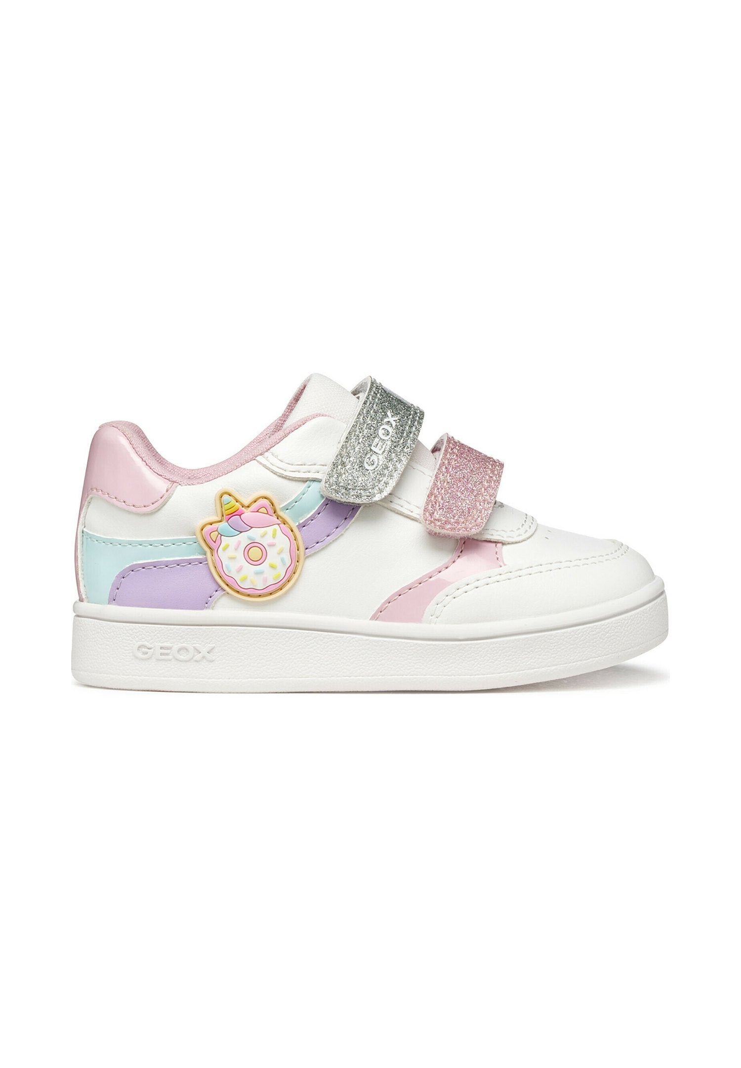 Weißer Sneaker mit pastellfarbenen Akzenten in Rosa, Blau und Lavendel, mit glitzernden Riemen und einem dekorativen, donutförmigen Aufnäher.