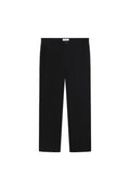 Schwarze Hose mit gerader Beinform, Fronttaschen und Knopfverschluss. Hergestellt aus einem glatten Stoff mit einem eleganten Finish.