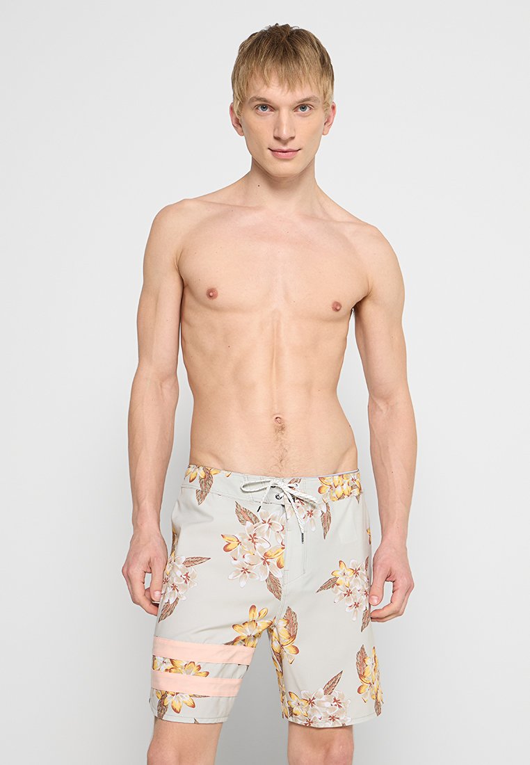 Herren-Badehosen in Hellgrau mit floralem Muster, das gelbe Blumen und rosa Akzentstreifen zeigt. Das Material scheint leicht und schnelltrocknend zu sein.