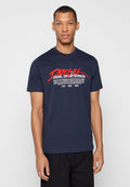 Marineblaue Baumwoll-T-Shirt mit kurzen Ärmeln, auf der Vorderseite mit einem markanten rot-weißen Grafiktextdesign. Klassischer Rundhalsausschnitt.