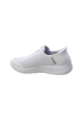 Weiße Sportliche Schuhe mit einem atmungsaktiven Mesh-Obermaterial, strukturiertem Fersenbereich und glatter Sohle. Mit Schnürsenkeln und Logodetail an der Seite.