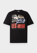 Schwarzes Baumwoll-T-Shirt mit einem grafischen Aufdruck von Autos und Bergen, darauf in fettem Rot "LES DEUX" und weiße Schrift, lockere Passform.