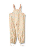 Jumpsuit mit Blumenmuster aus weichem Stoff, ausgestattet mit verstellbaren rosa Trägern, gerafften Knöcheln und einem hellbeigen Hintergrund mit mehrfarbigen Blumen.