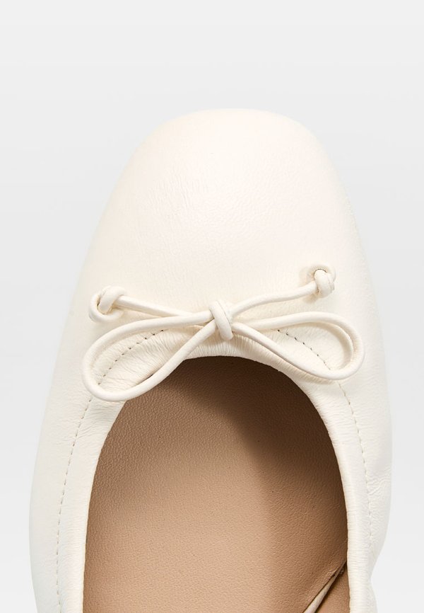 Stuart Weitzman STEFANIE
