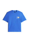 Blaues kurzärmeliges T-Shirt aus Baumwolle mit kleinem Grafikaufnäher auf der linken Brust und rundem Ausschnitt.