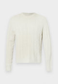 Cremfarbener Kabelstrickpullover mit rundem Halsausschnitt sowie gerippten Bündchen und Saum. Das strukturierte Design verleiht dem Stoff Tiefe.