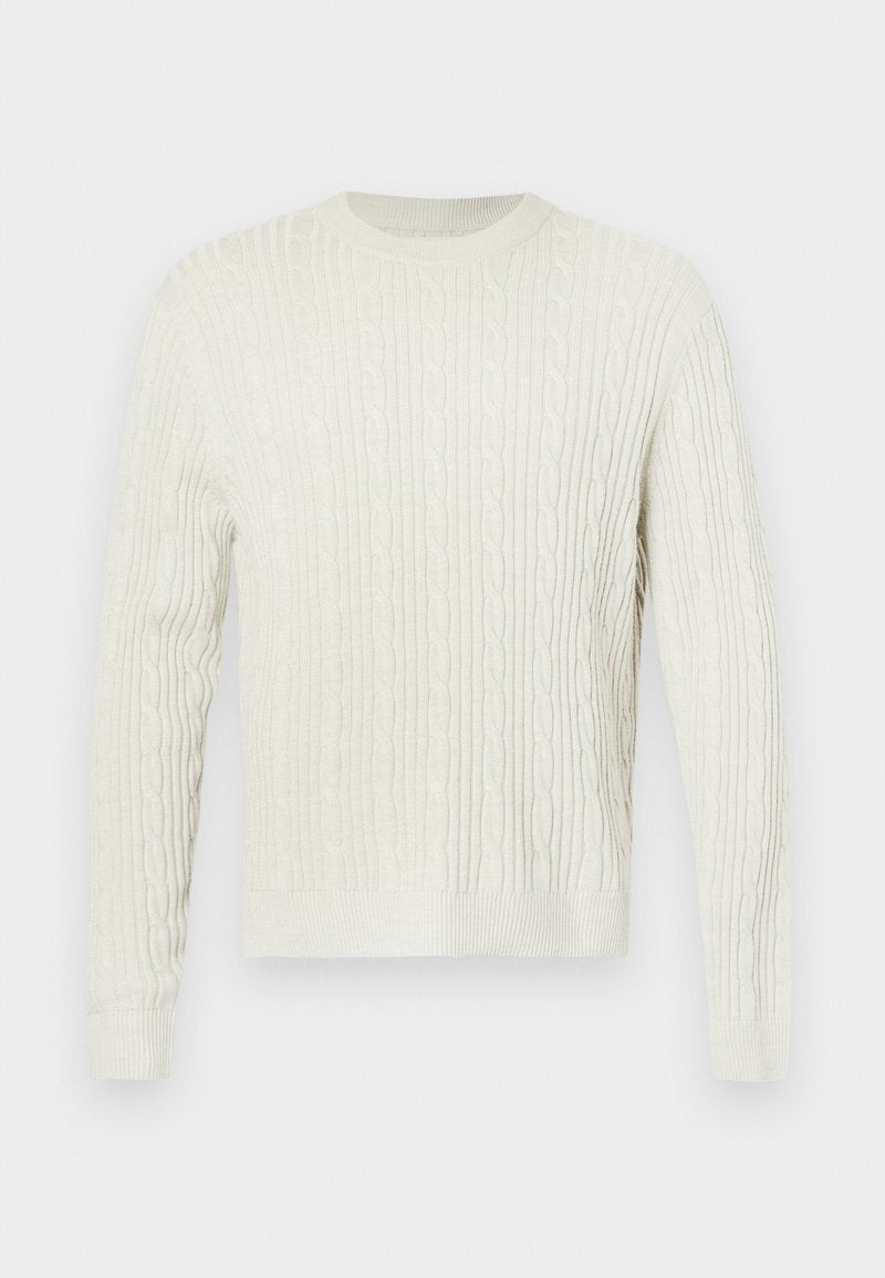 Cremfarbener Kabelstrickpullover mit rundem Halsausschnitt sowie gerippten Bündchen und Saum. Das strukturierte Design verleiht dem Stoff Tiefe.