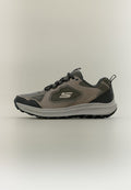 Flacher grauer und schwarzer Sneaker mit gepolsterter Sohle, Mesh-Einsätzen, Schnürverschluss und Markenlogo an der Seite, für den Außeneinsatz konzipiert.