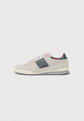 Suede-Sneaker in Hellgrau mit einem dunkelgrauen Akzentpaneel, weißer Sohle und runden Schnürsenkeln. Bequemes Design mit gepolstertem Schaft.