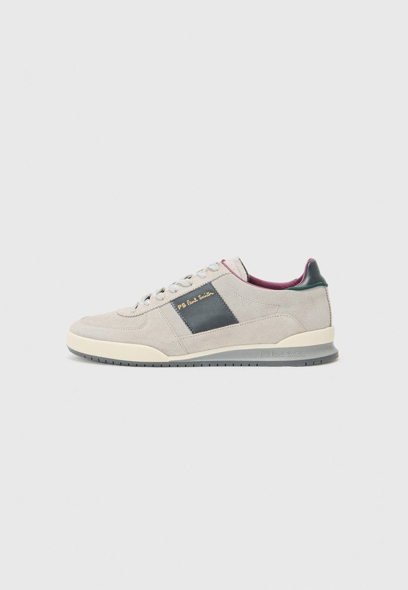 Suede-Sneaker in Hellgrau mit einem dunkelgrauen Akzentpaneel, weißer Sohle und runden Schnürsenkeln. Bequemes Design mit gepolstertem Schaft.