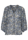 Lockere Bluse mit 3/4-Ärmeln, die ein blaues, schwarzes und beige Paisley-Muster auf heller Basis zeigt, mit gerafftetem Ausschnitt und elastischen Bündchen.