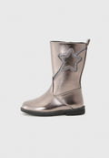 Glänzender metallischer rosa Stiefel mit einem Marine-Stern-Design an der Außenseite, flacher schwarzer Sohle und glatter Oberfläche.