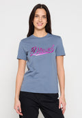 Blaues Baumwoll-T-Shirt mit kurzen Ärmeln, mit einem großen pinkfarbenen Vintage-"Diesel"-Logo auf der Brust. Glatte Textur.