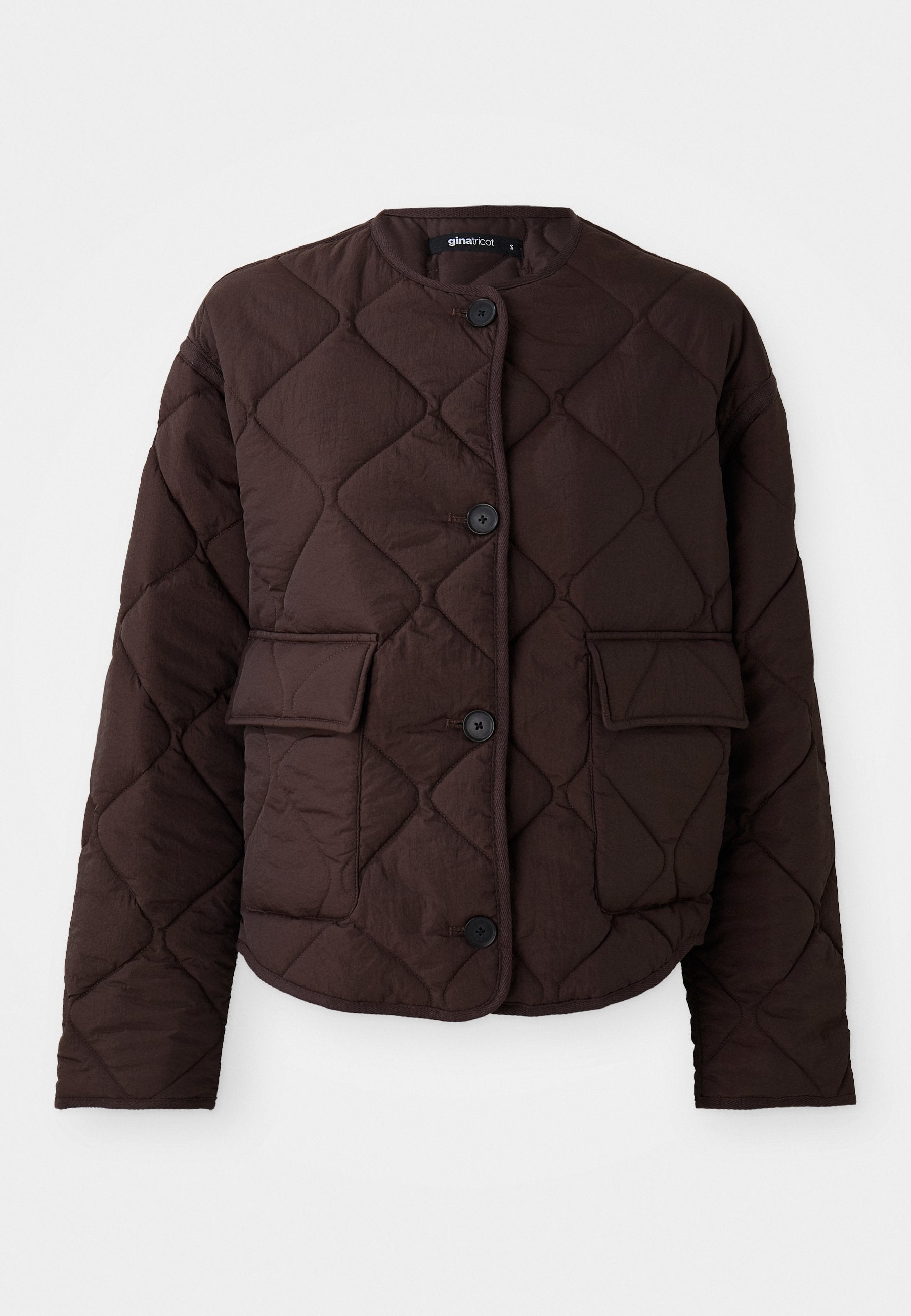 Braune gesteppte Jacke mit Rundhalsausschnitt, vier Knöpfen und zwei aufgesetzten Taschen auf der Vorderseite, mit glatter Textur und Rautenmuster.