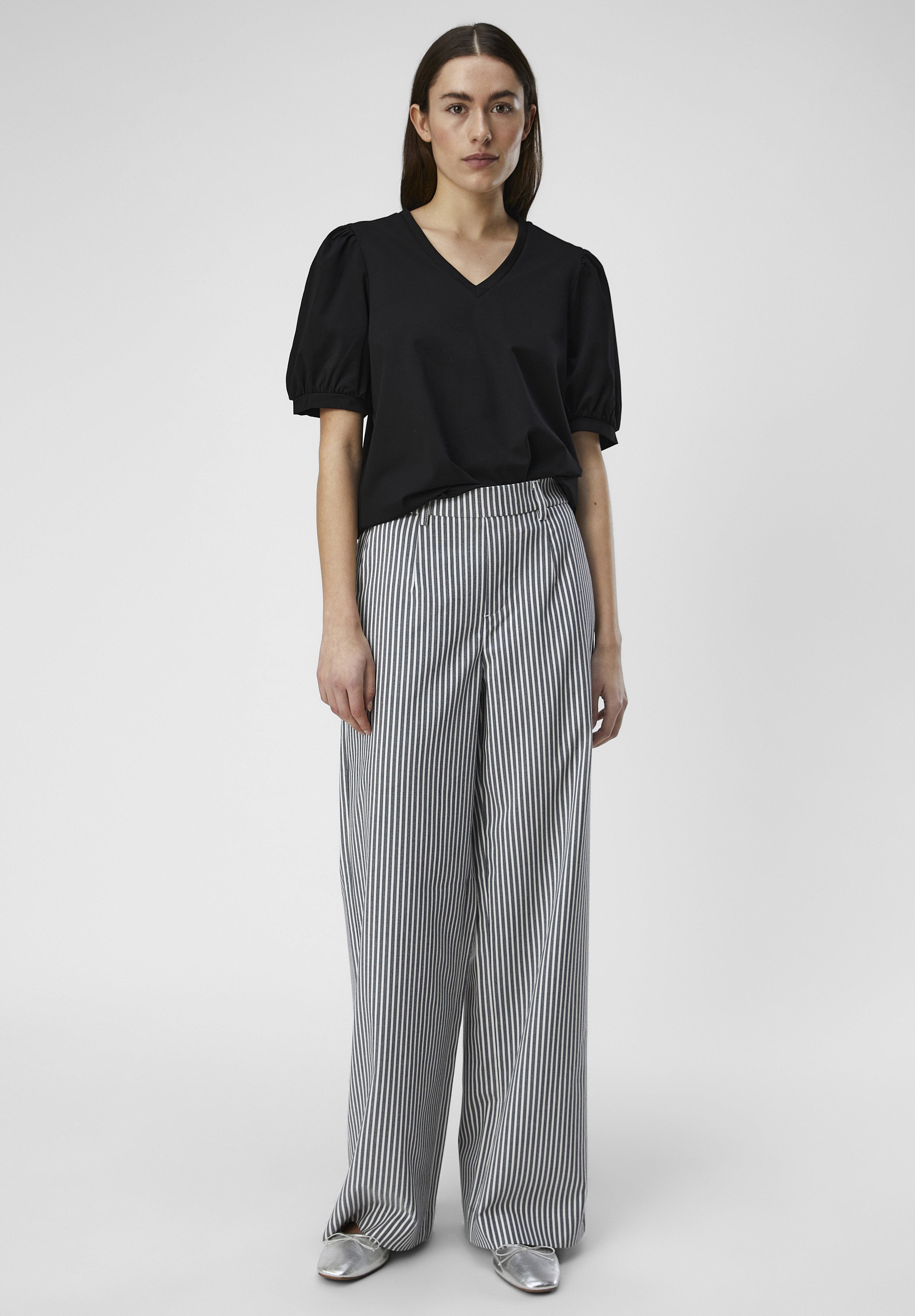 Object V-neck