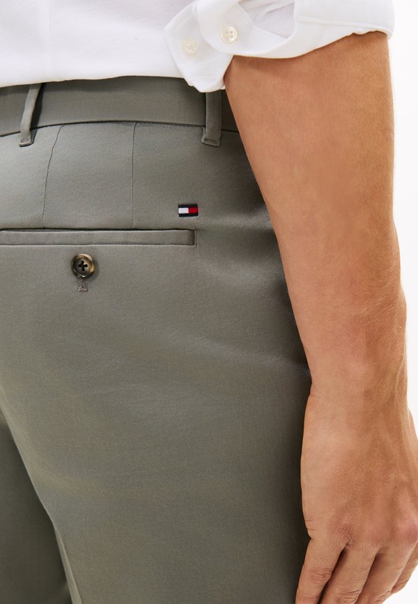 Tommy Hilfiger BROOKLYN SATIN SLIM CHINO SHORTS