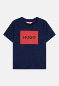 Navyblaues Baumwoll-T-Shirt mit einem roten rechteckigen Grafikelement, auf dem das Wort "HUGO" in fetten schwarzen Buchstaben steht, kurzen Ärmeln und einem Rundhalsausschnitt.
