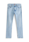 Hellblaue Jeans mit geradem Bein, fünf Taschen, Knopfv Verschluss und dezentem Verblassen an den vorderen Oberschenkeln und im Taillenbereich.