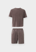 Braunes, strukturiertes T-Shirt mit kurzen Ärmeln und Rundhalsausschnitt, kombiniert mit passenden Shorts mit Kordelzug, flach auf weißem Hintergrund dargestellt.