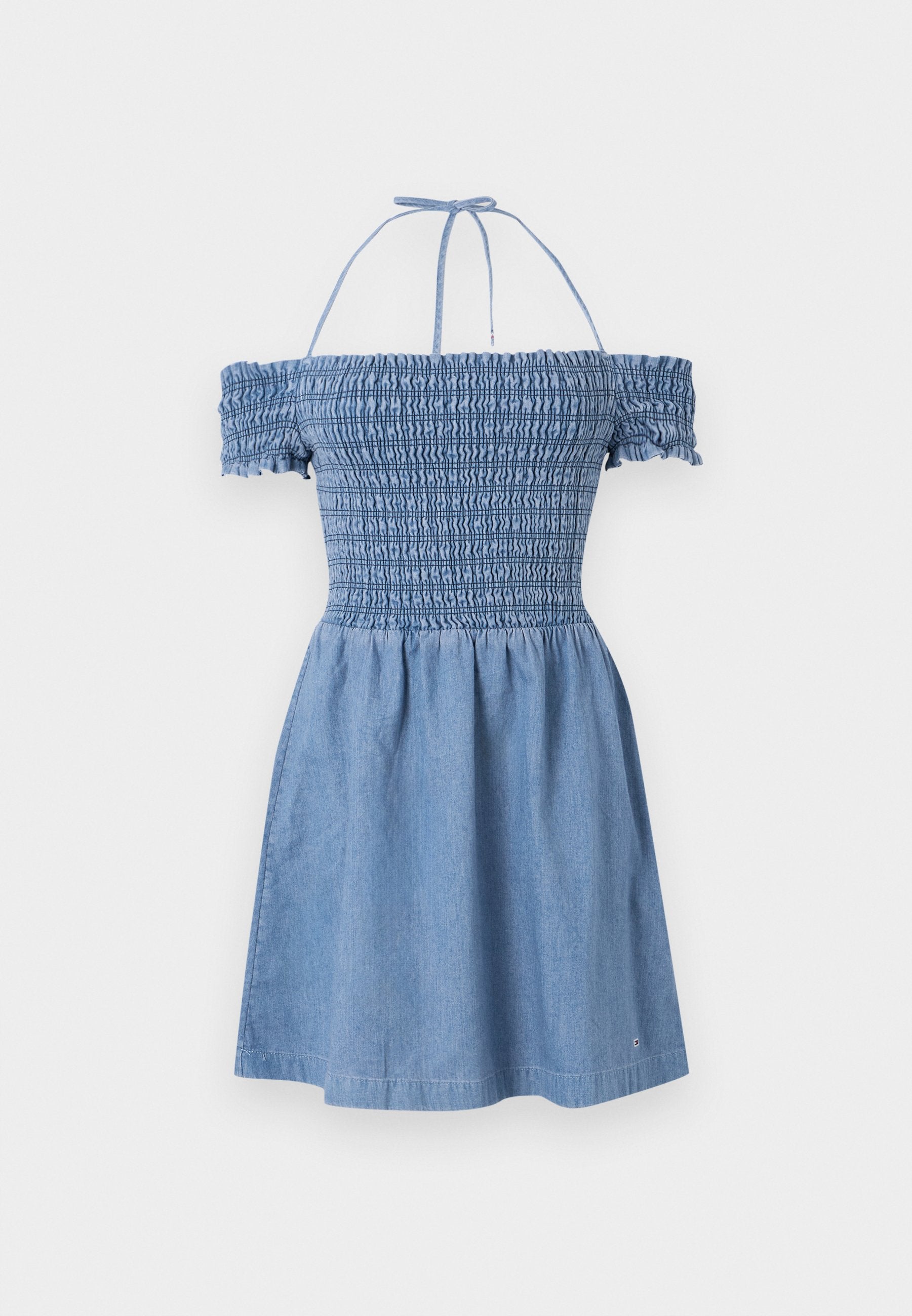 Hellblaues Denimkleid mit schulterfreier, geraffter Corsage, verstellbarem Halterneck-Band und ausgestellt Rock. Glatte Textur, lässiges Design.