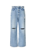 Helleblaue Denim-Jeans mit weitem Bein, fransigem Saum und zwei aufgerissenen Knieöffnungen, ausgestattet mit einem klassischen Fünf-Taschen-Design.