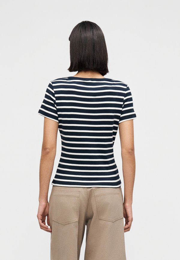 Tommy Hilfiger GOLD-TONE BUTTON SLIM BOAT NECK T-SHIRT