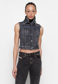 Jeans-Crop-Weste in dunkler Waschung mit einer Knopfleiste, umgeschlagenem Kragen, zwei Brusttaschen und blauen Nähdetails, getragen mit schwarzen Jeans.