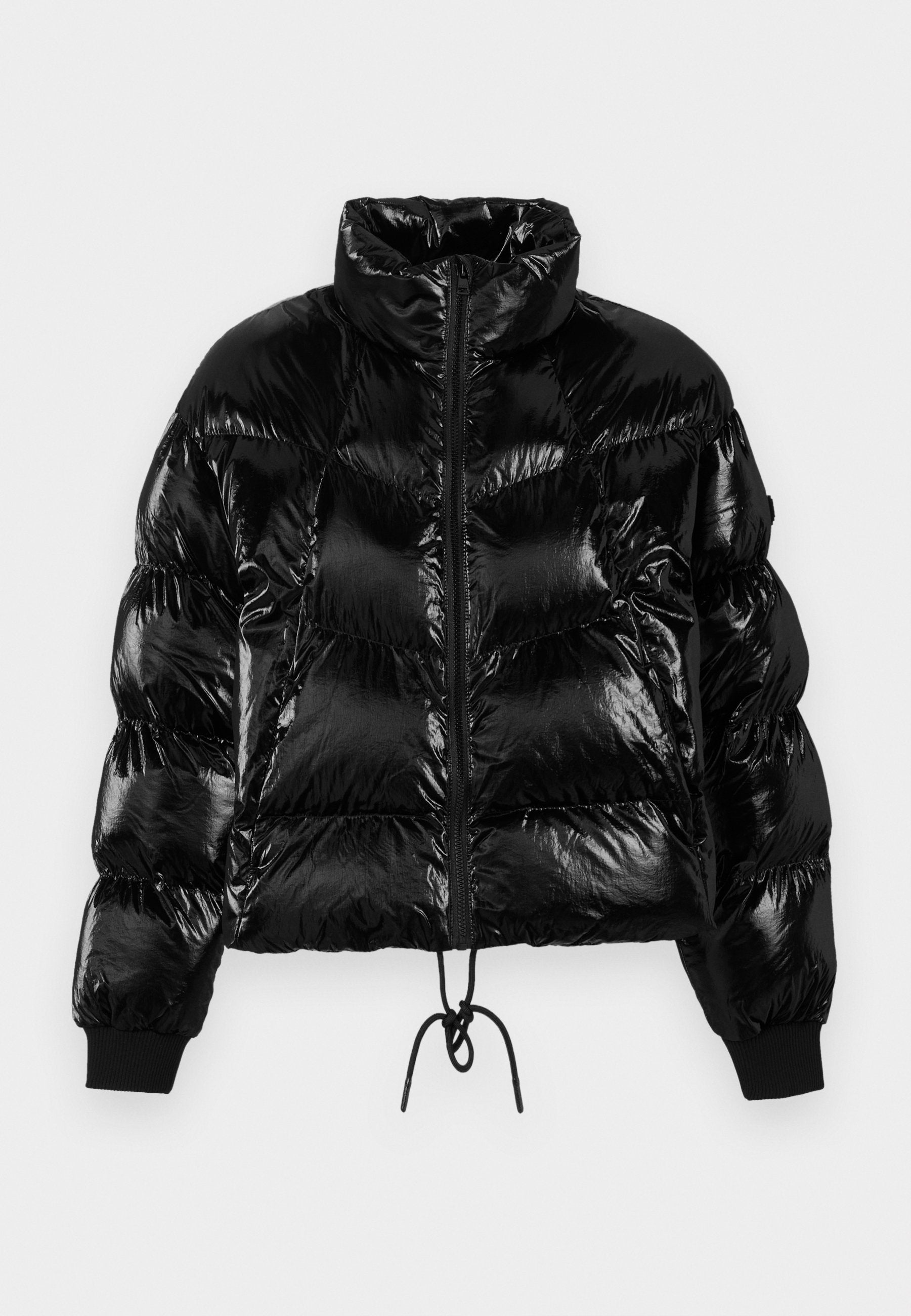 Schwarze Steppjacke aus glänzendem Material, mit hohem Kragen, einer Frontreißverschluss und einem Kordelzugsaum. Verfügt über gerippte Bündchen für eine enge Passform.