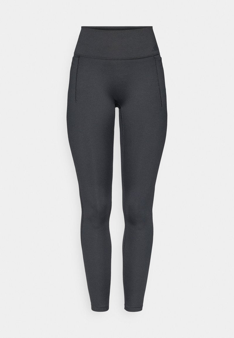 Hoch taillierte, gerippte Leggings in dunklem Grau. Sie zeichnen sich durch eine glatte Textur, Seitentaschen und ein eng anliegendes Design aus, das bis zu den Knöcheln reicht.