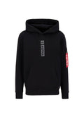Schwarzer Hoodie mit Fronttasche, Kordelzugkapuze und Reißverschlusstasche am Ärmel. Enthält ein großes "ALPHA"-Logo und ein rotes Etikett.