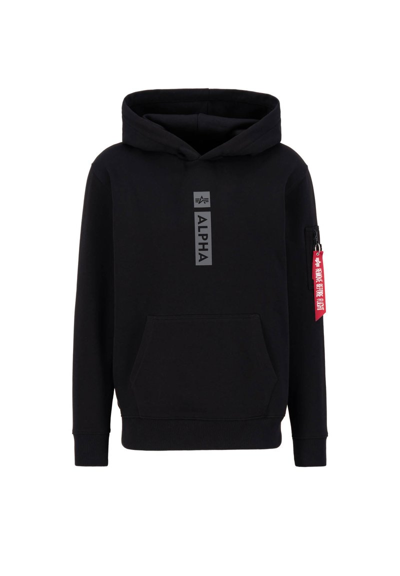 Schwarzer Hoodie mit Fronttasche, Kordelzugkapuze und Reißverschlusstasche am Ärmel. Enthält ein großes "ALPHA"-Logo und ein rotes Etikett.