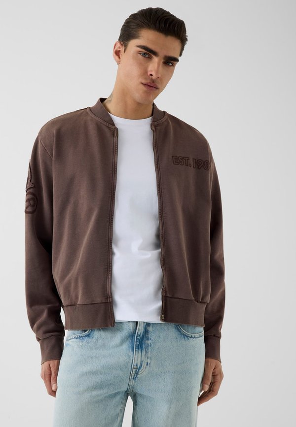 Guess SWEATSHIRT MIT LOGO-PATCH - Bomber Jacket - braun