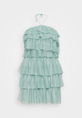 Mintgrünes, geschichtetes Kleid mit Rüschenschichten, einem Halterneck-Band und einer luftigen Silhouette. Hergestellt aus leichtem, strukturiertem Stoff.