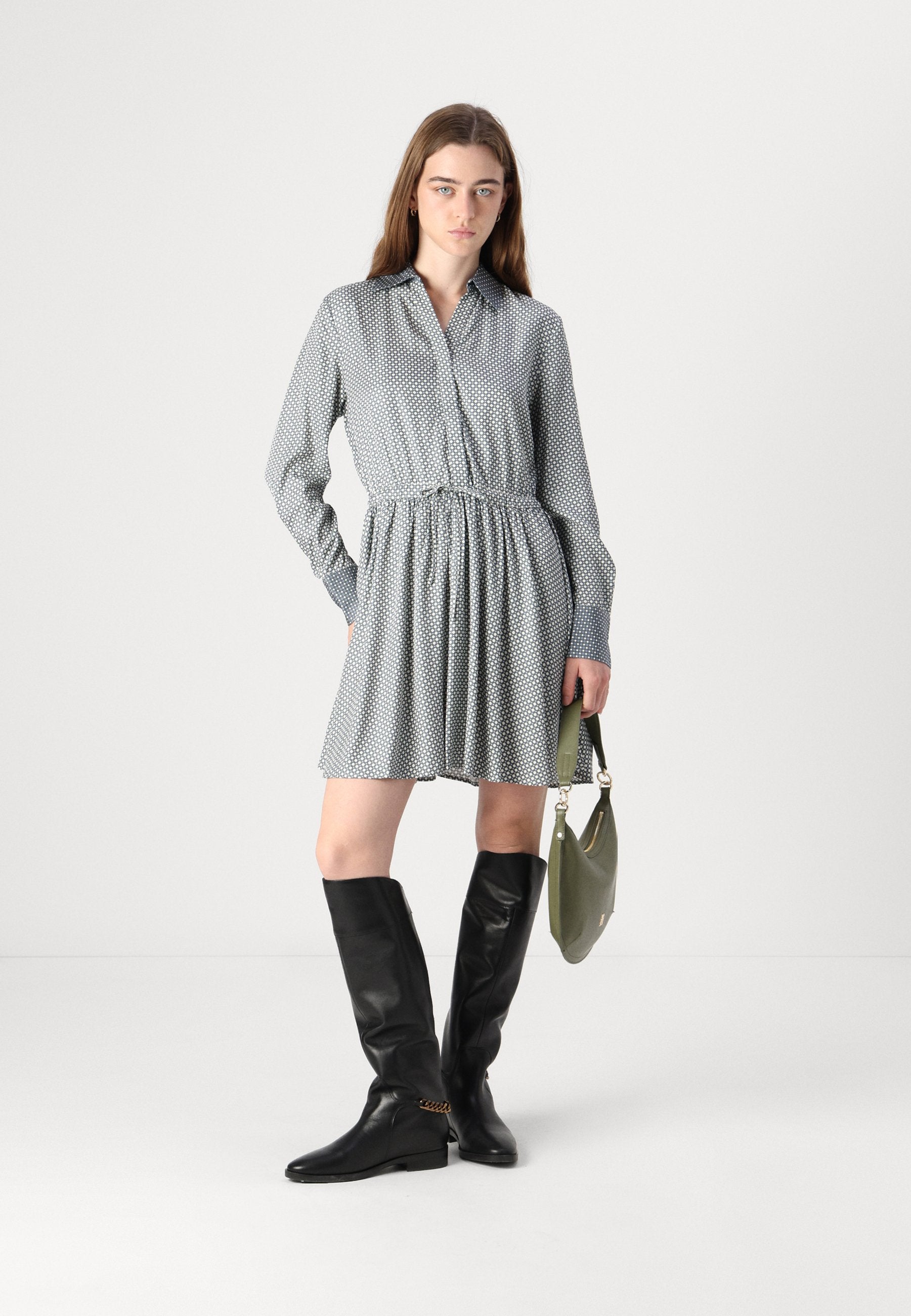FLUID BELTED SHORT DRESS Media 2