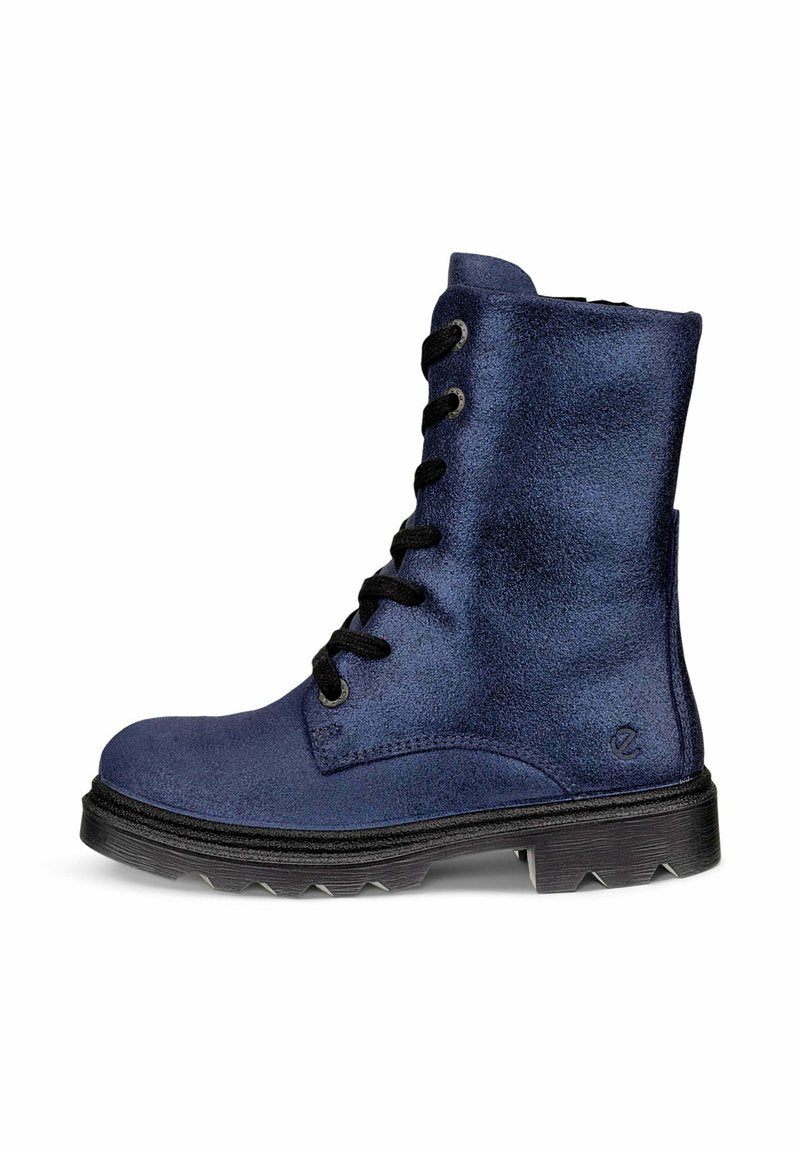 Navyblaue Leder-Stiefelette mit strukturierter Oberfläche, schwarzen Schnürsenkeln und einer robusten schwarzen Gummisohle mit Zickzack-Profil.