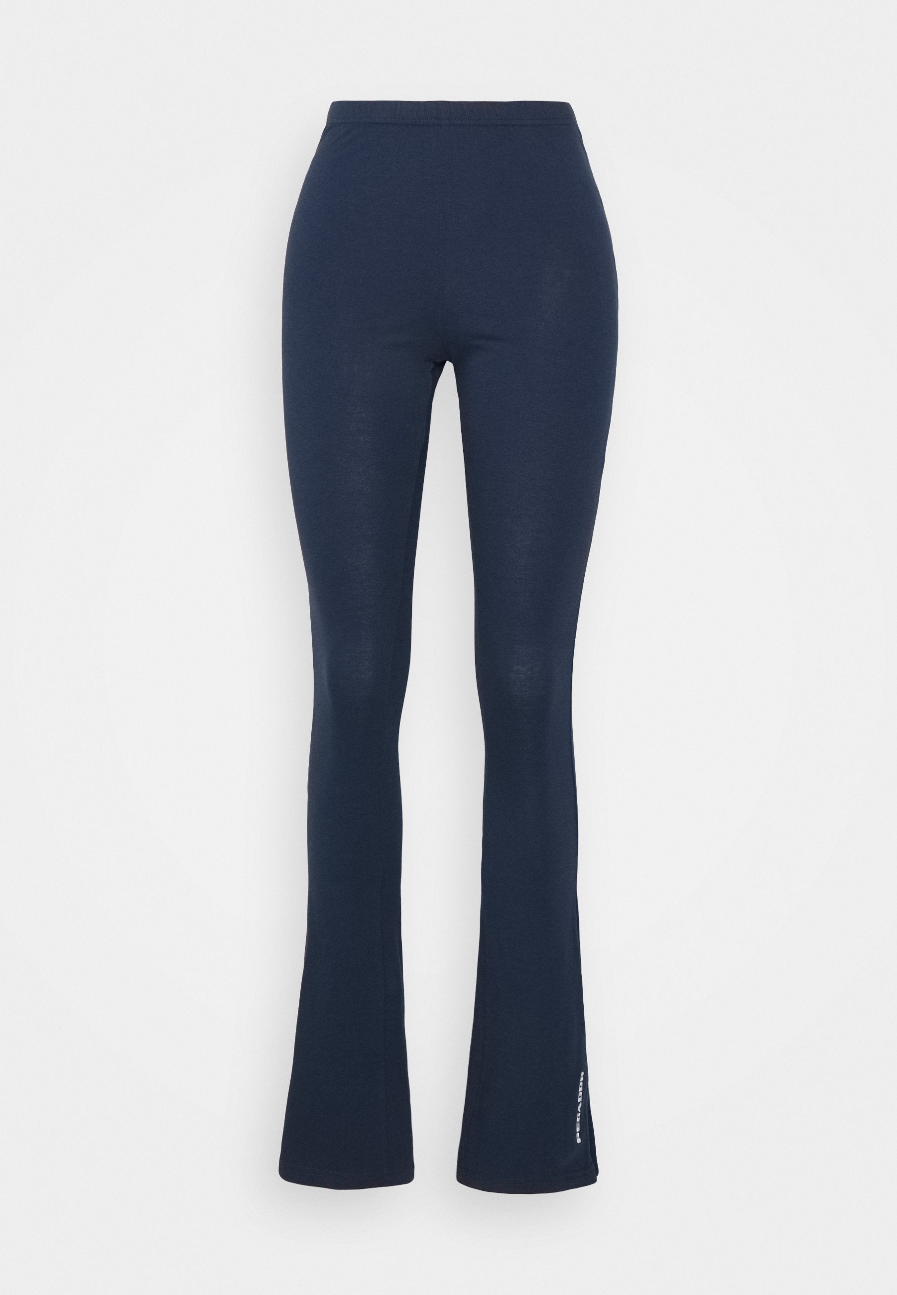 Marineblaue ausgestellte Leggings aus einem weichen, dehnbaren Stoff mit glatter Textur. Sie verfügen über einen breiten elastischen Bund und ein dezentes Markenlogo.