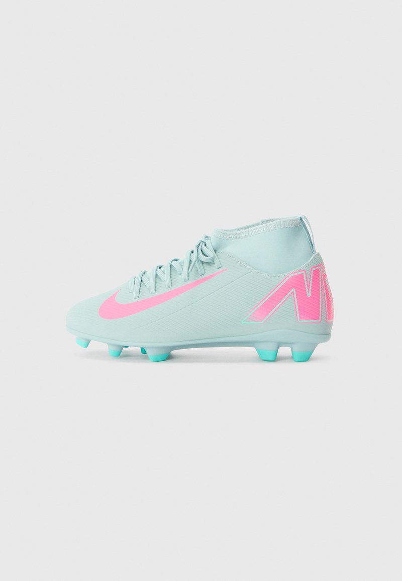 Helle türkisfarbene Fußballschuhe mit pinken Akzenten, abgerundetem Zeh und einer strukturierten Synthetikoberfläche; verfügt über Gummistollen an der Sohle für Traktion.
