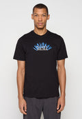 Schwarzes Baumwoll-T-Shirt mit blau-weißem Grafikdesign und dem Schriftzug "DIESEL" in der Mitte. Reguläre Passform, kurze Ärmel, Rundhalsausschnitt.